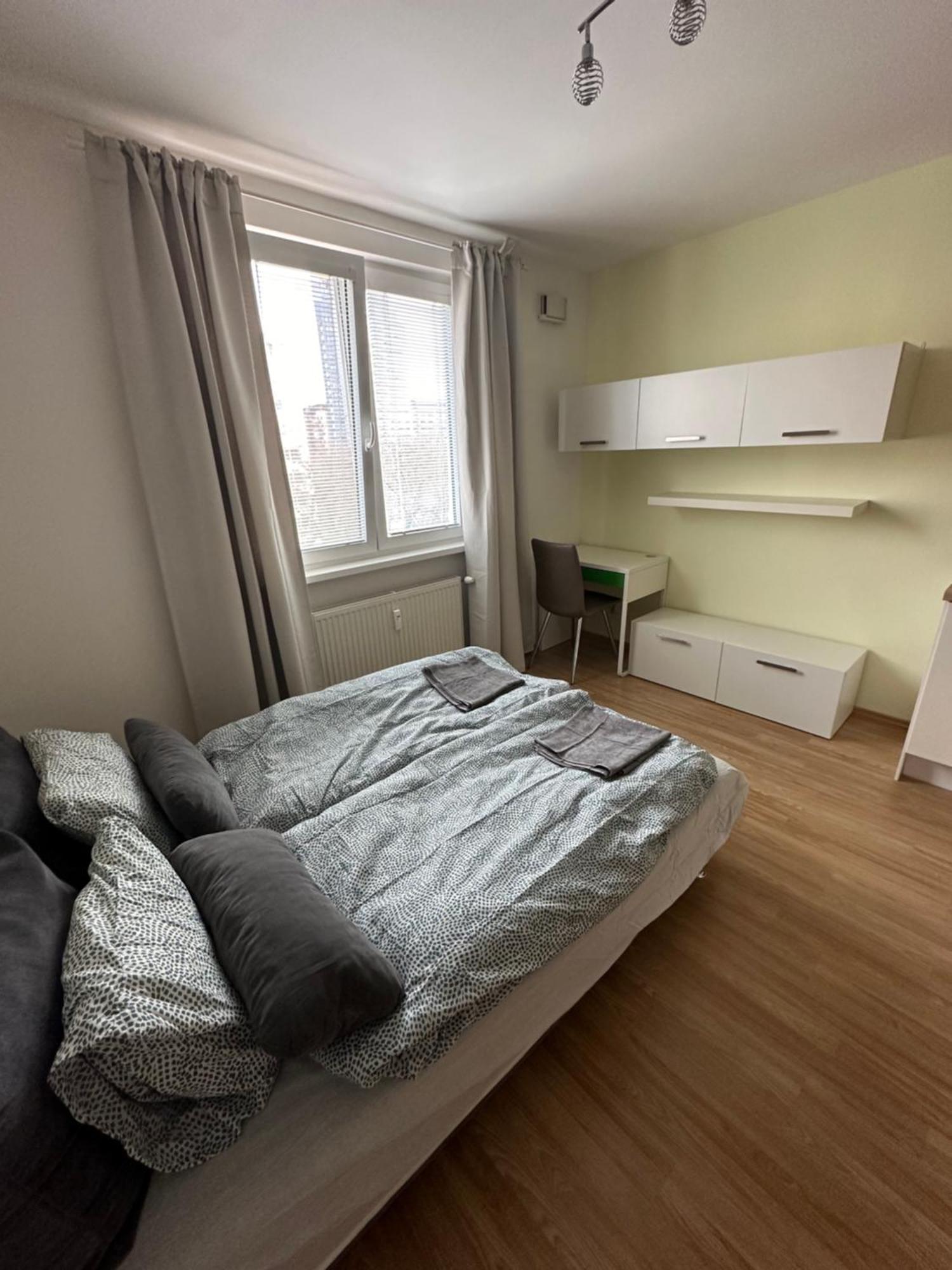 Private Apartment 1Km From Center Братислава Экстерьер фото