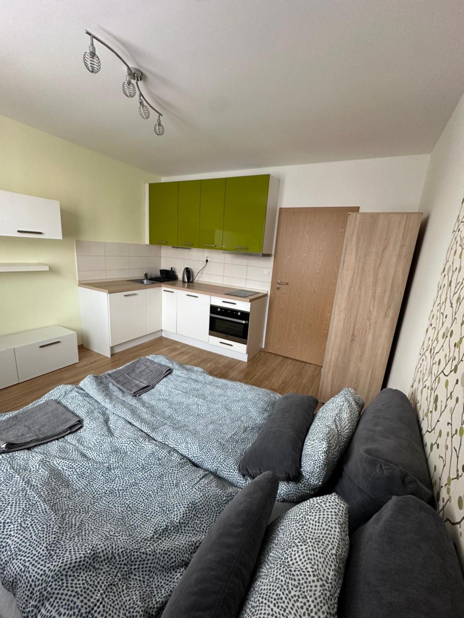 Private Apartment 1Km From Center Братислава Экстерьер фото